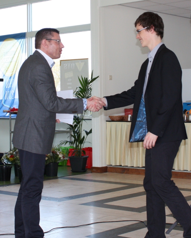 Bauke Arends feliciteert runnerup Roel Boomstra.jpg